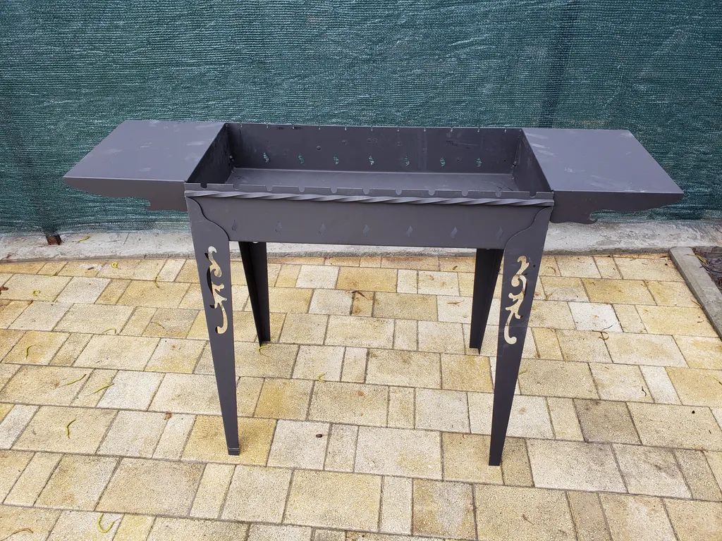 Коттедж с бассейном возле леса