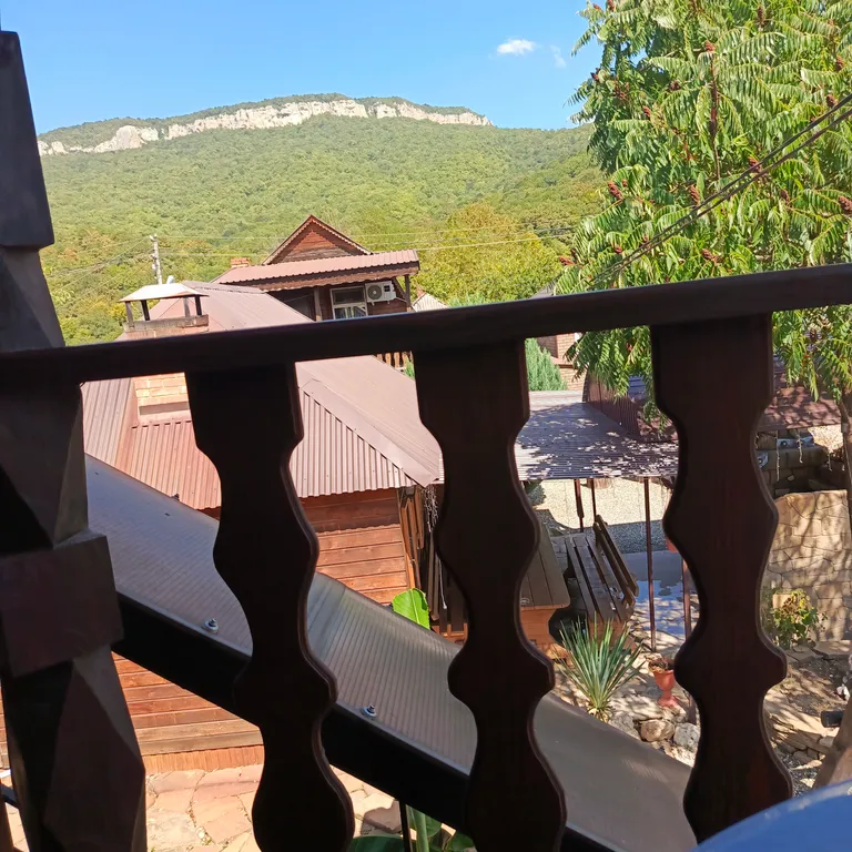 Номер у реки Дах с видом на горы