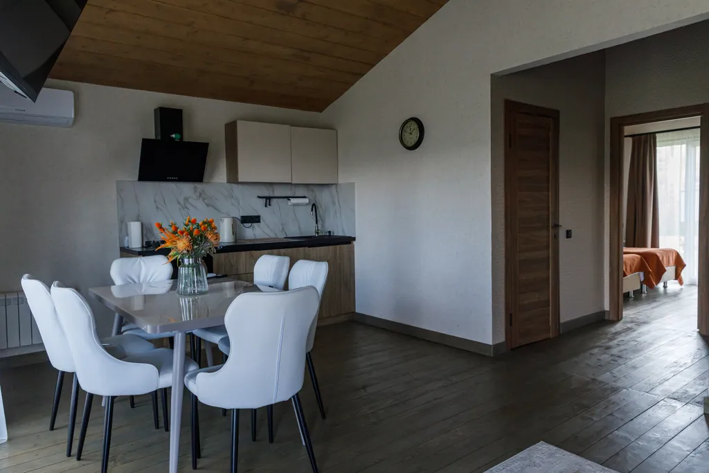 Просторный двухкомнатный коттедж 75 метров в лесу у пруда