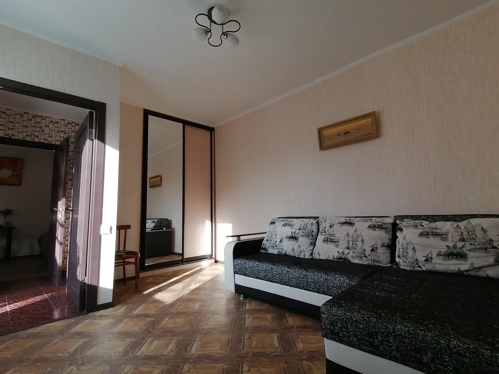 Двухкомнатный вместительный дом со двором