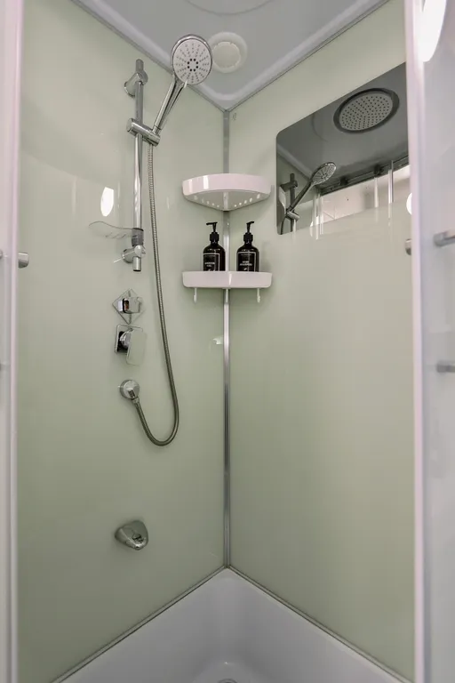 Oчаровaтeльная и просторнaя студия с балкoнoм