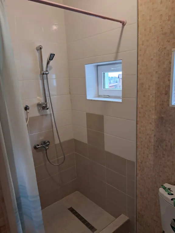 Домик с беседкой у моря