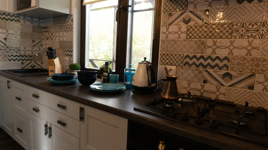 Красивый домик в лесу у реки