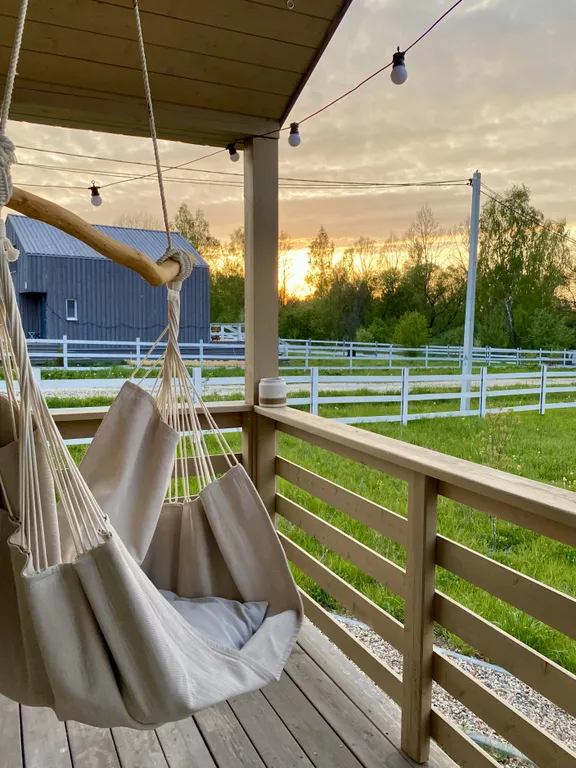 Дом с панорамными окнами и камином в Болотов Деревне