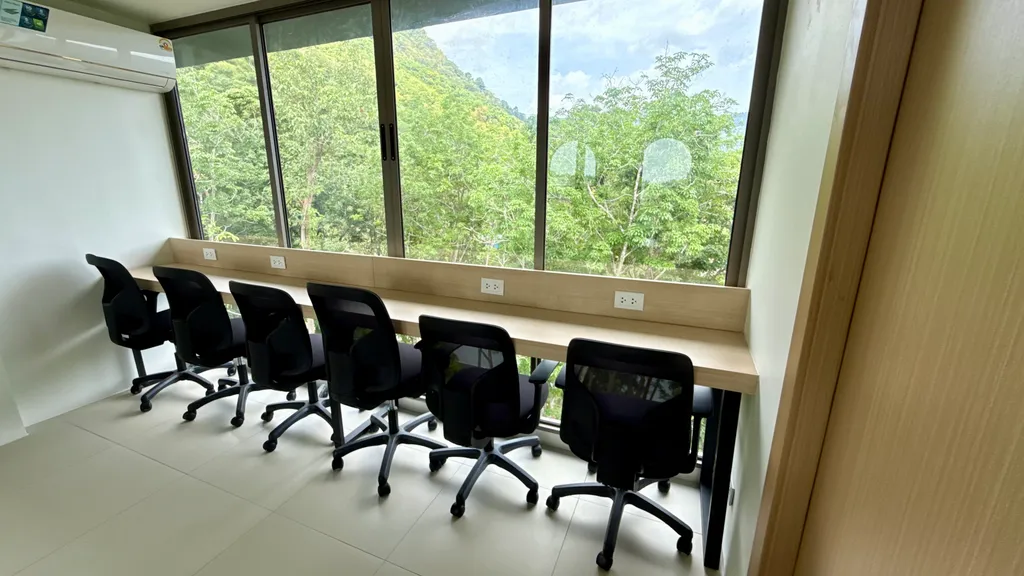 Супер однушка у моря с бассейном и спортзалом, тихое милое место