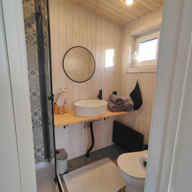 Уютный Сканди домик с видом на холмы, Баня с чаном