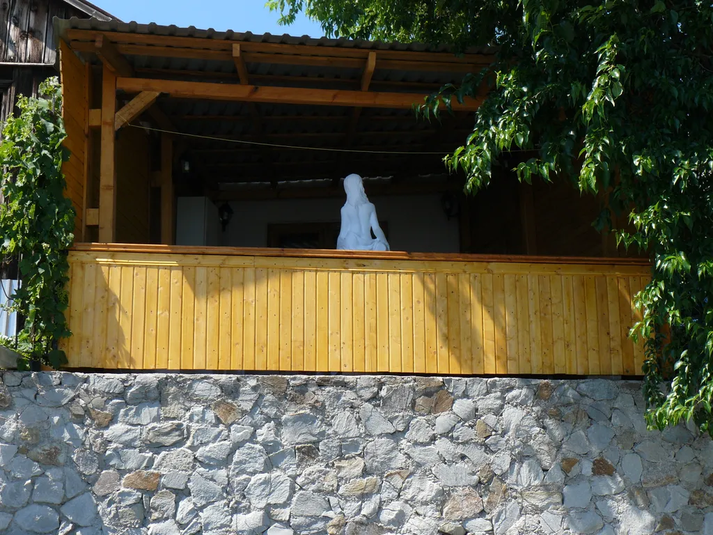 Домик с фонтаном