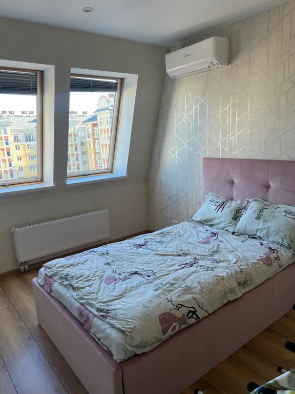 Просторная четырёхкомнатная квартира у парка с видом на море .