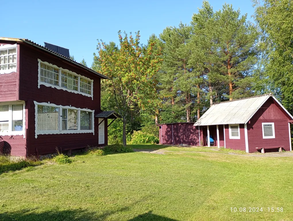 Дом на берегу с баней и лодкой