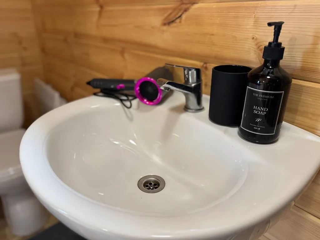 Домик в живописном месте у воды