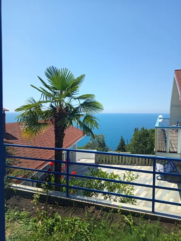 Комната с атмосферным видом море