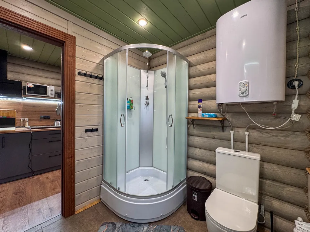 Дом сруб с чаном в лесу