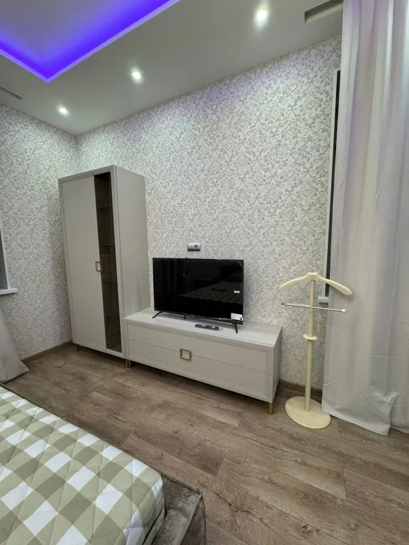 Резиденция в деревне в окружении леса