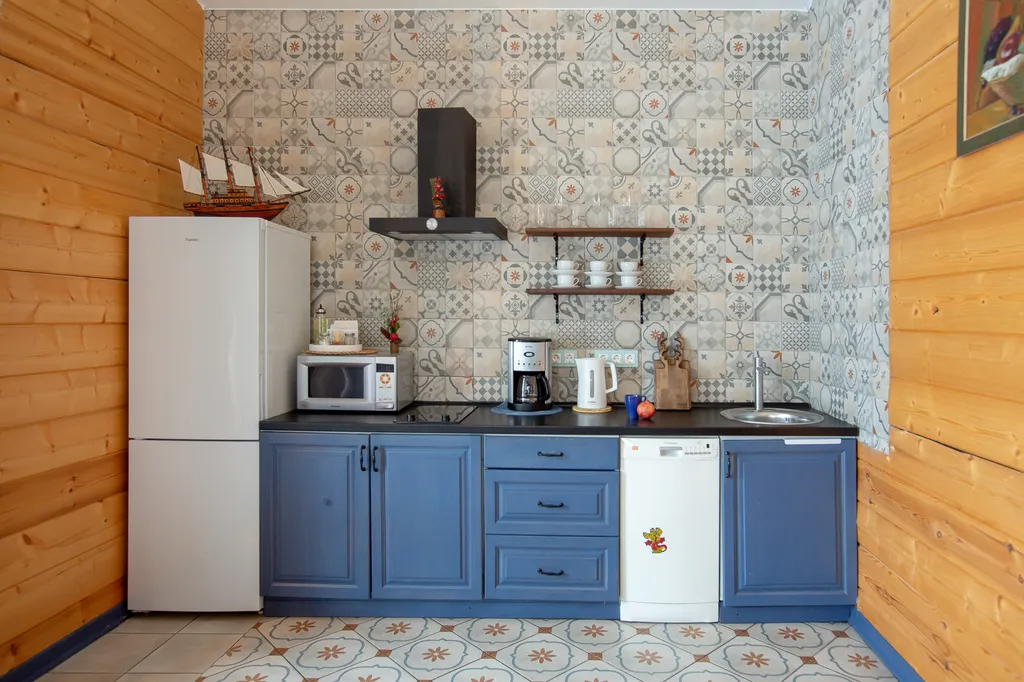 Дом с бассейном и сауной у леса