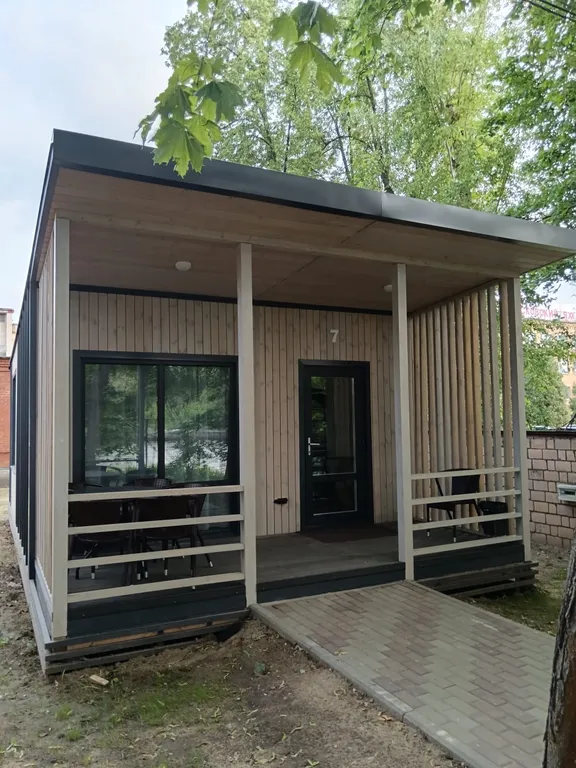 Дом с террасой у реки