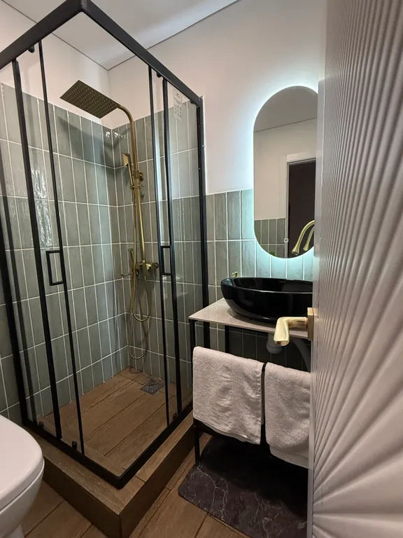 Зеркальный дом на воде