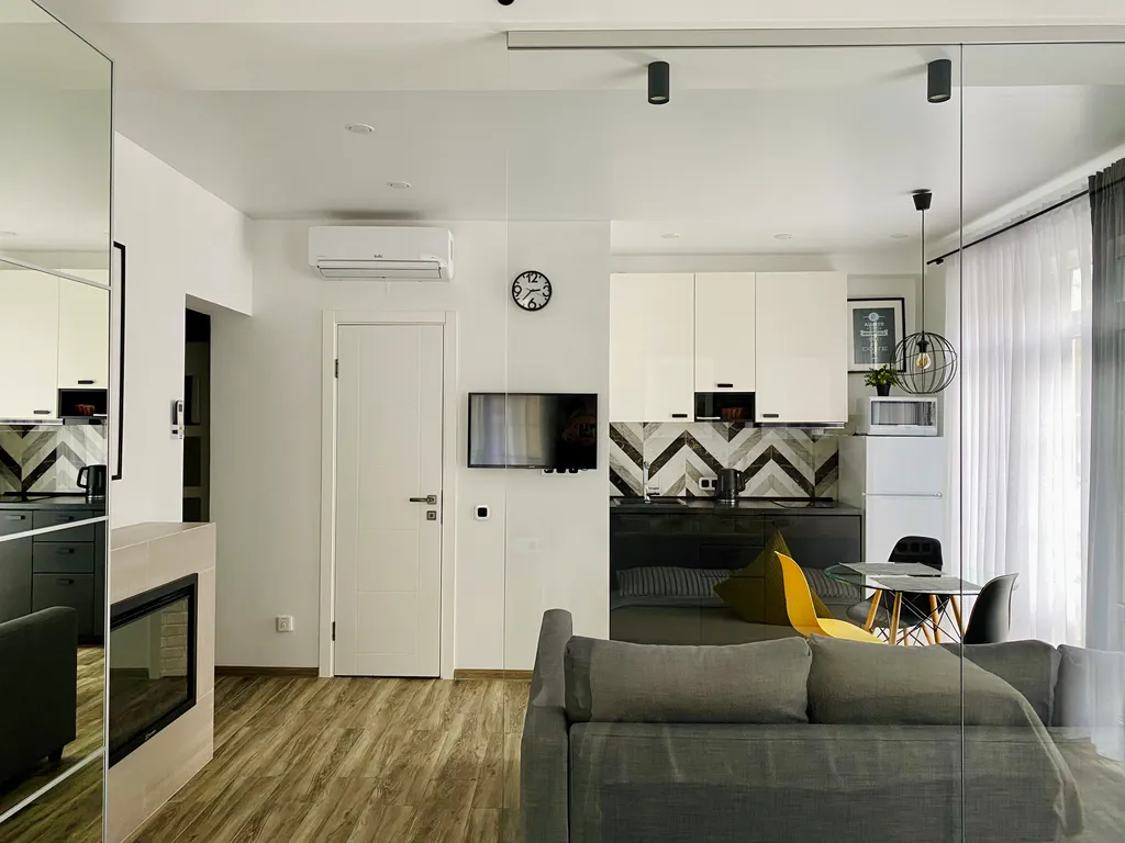 Стильная студия у моря с камином