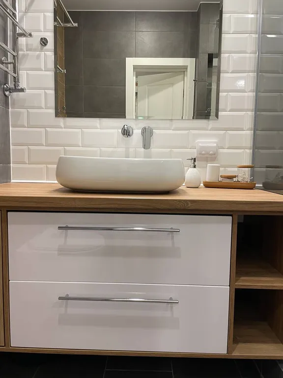 Солнечная стильная евродвушка в новом доме недалеко от центра города