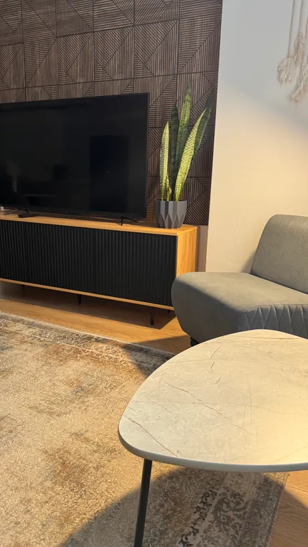 Евродвушка с высокими потолками и большими окнами, 2 кровати