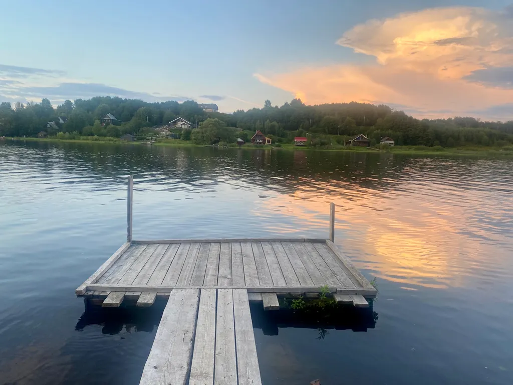 Усадебный дом с видом на реку, берег с мостками и рыбной ловлей