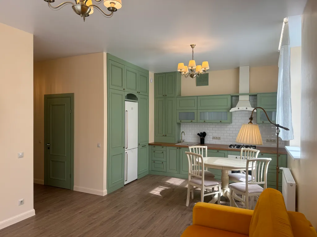 Солнечная квартира с мебелью из натурального дерева, рядом с морем