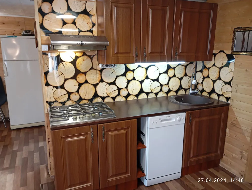 Благоустроенный дом на берегу с баней и катером