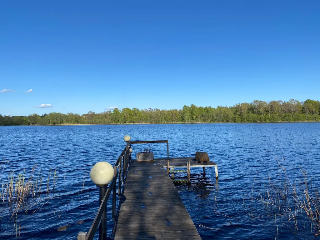 Дом на берегу озера