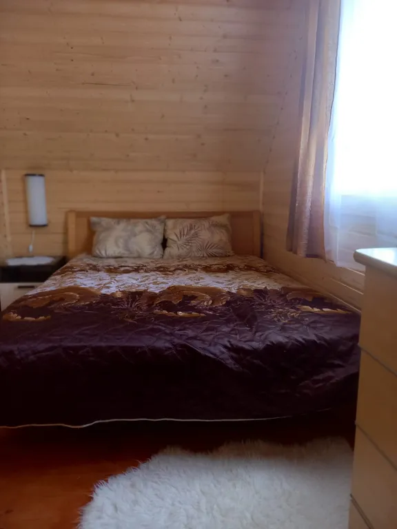 Уютный домик на берегу живописного озера