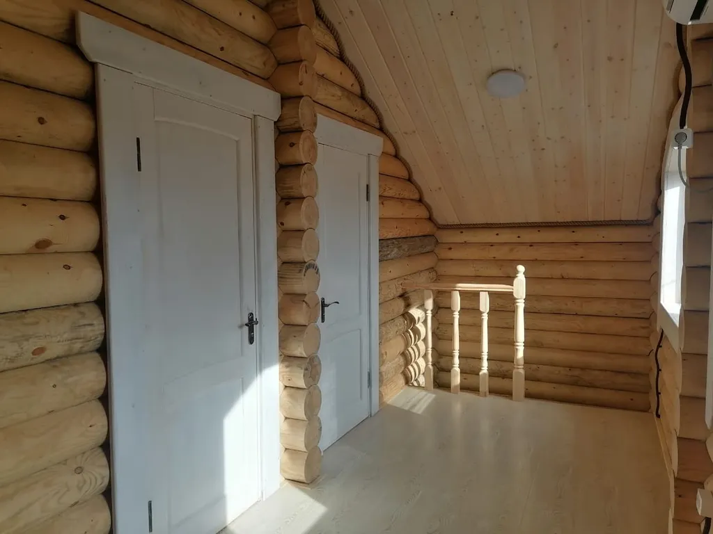 Домики на берегу моря в городе