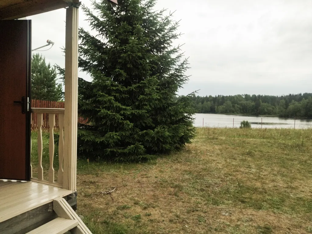 Уютный дом у озера