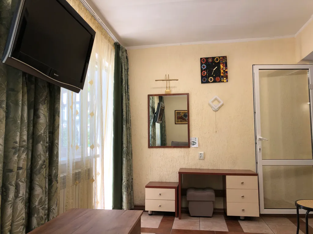 Отличная квартира в 12 минутах от моря со своим выходом в полесадник.