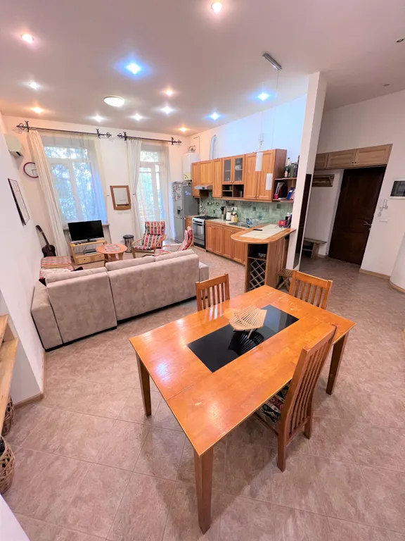 Квартира с балконом у площади Республики и экскурсии с Рубеном