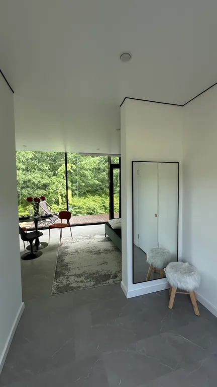 Домик с панорамной ванной в лесу