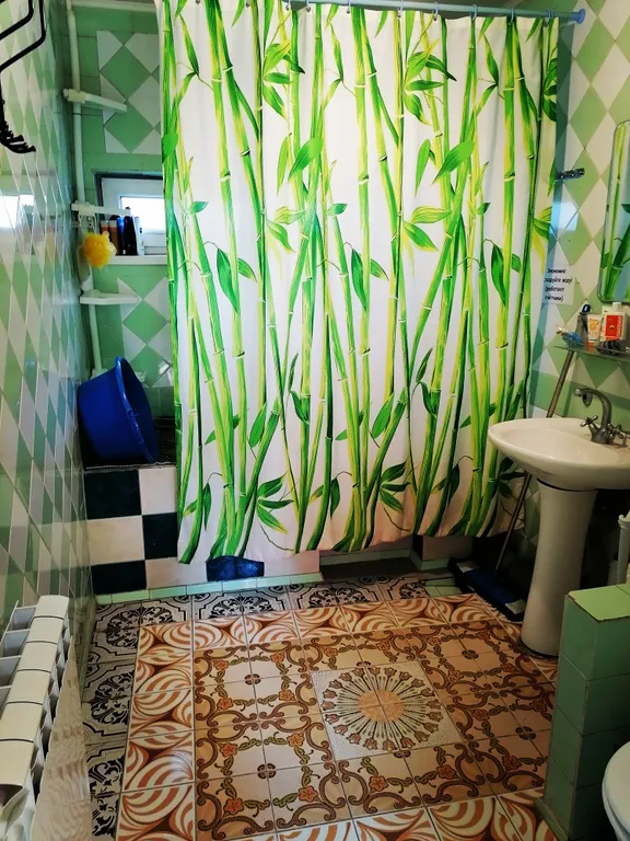 Уютная комната, удобства отдельно, на территории частного дома в центр