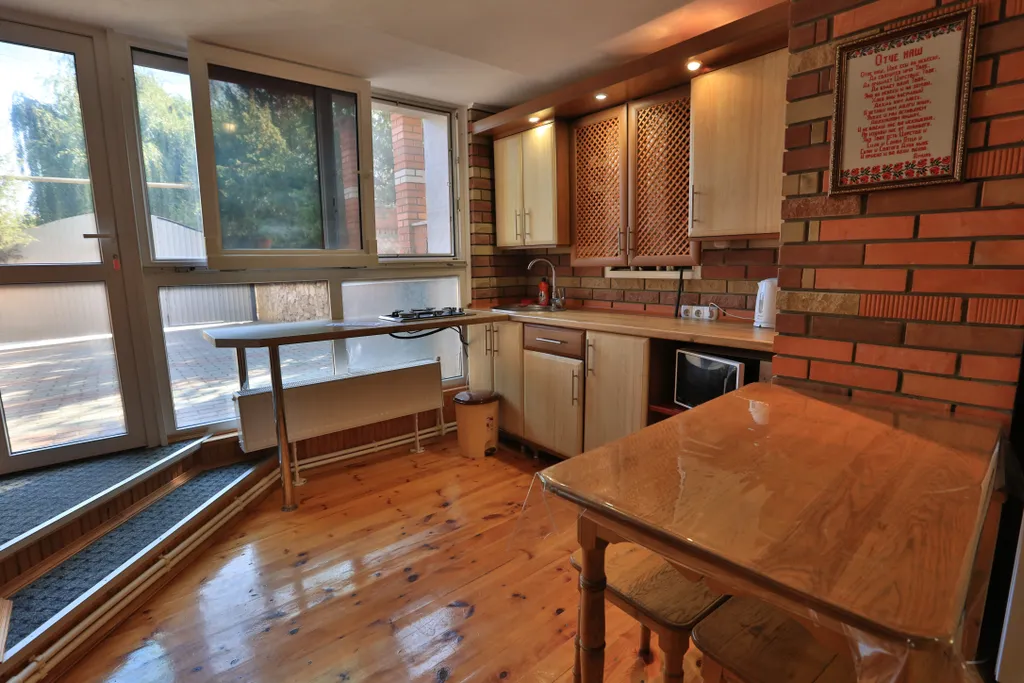 Коттедж Добротный кирпичный дом со своим двором в усадьбе Можжевеловый дворик — Айвовое