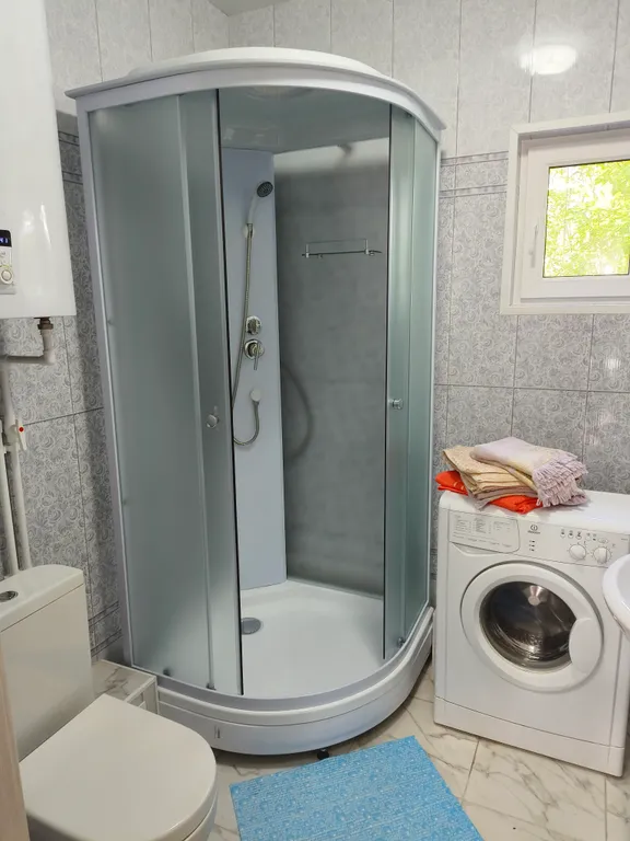 Уютный домик с сауной в тихой части города в окружении зелени