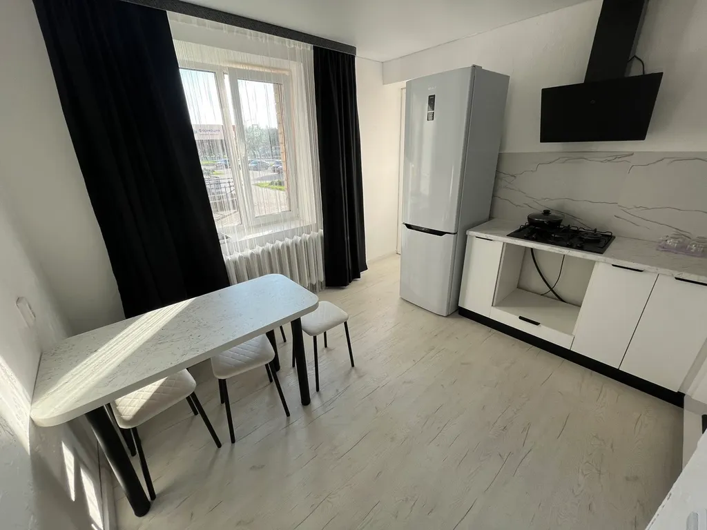 3-х комн. квартира возле Ледовой Арены и стоматологии (р-н Раница)