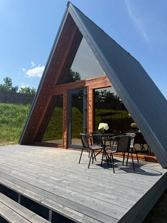 Уютный домик на берегу реки с горячим чаном