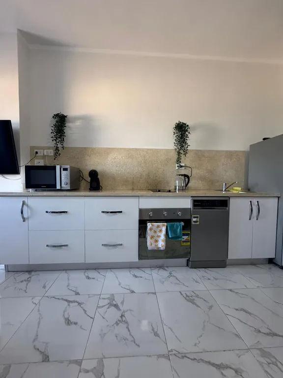 Уютная студия в терракотовом цвете на берегу моря, первая линия