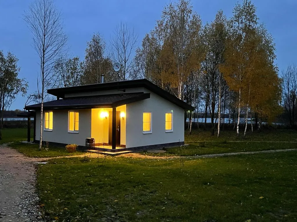 Дом у озера с шикарным видом на закат