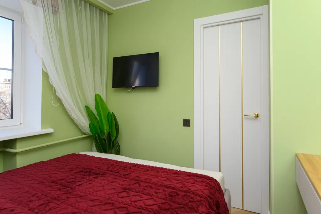 Bишневый aтлac — яркая квартира с биокамином