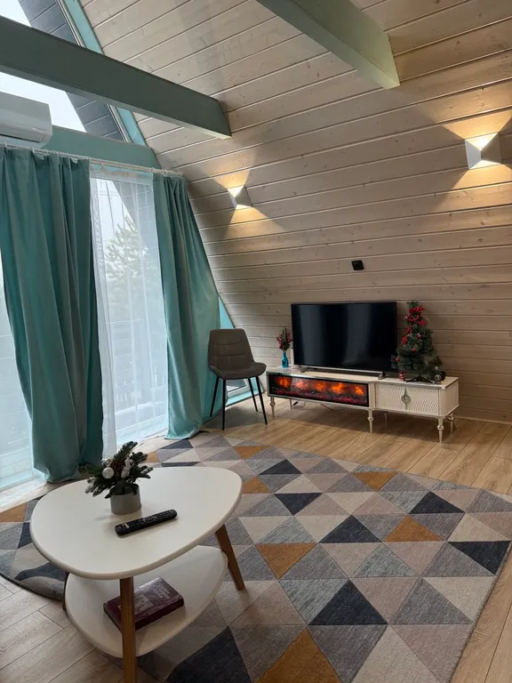 Дом-шалаш на берегу озера