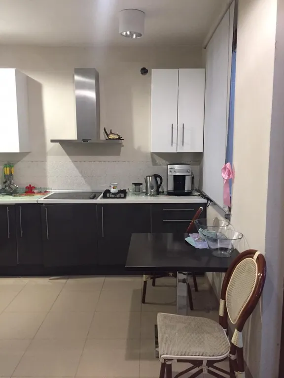 Вилла с бассейном на холме