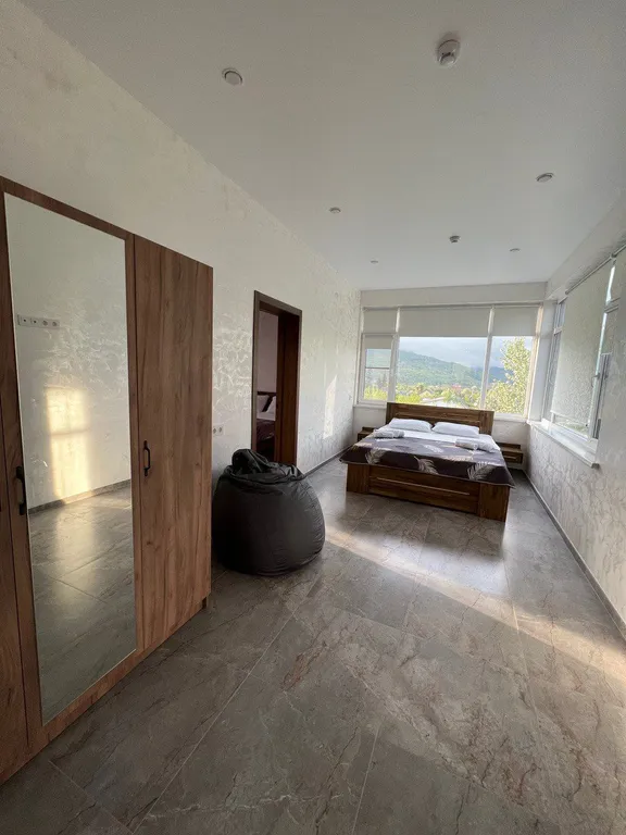 Номер люкс с видом на горы и всегда теплым бассейном