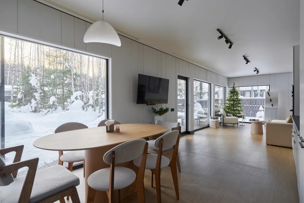 Панорамный дом в окружении леса с сауной