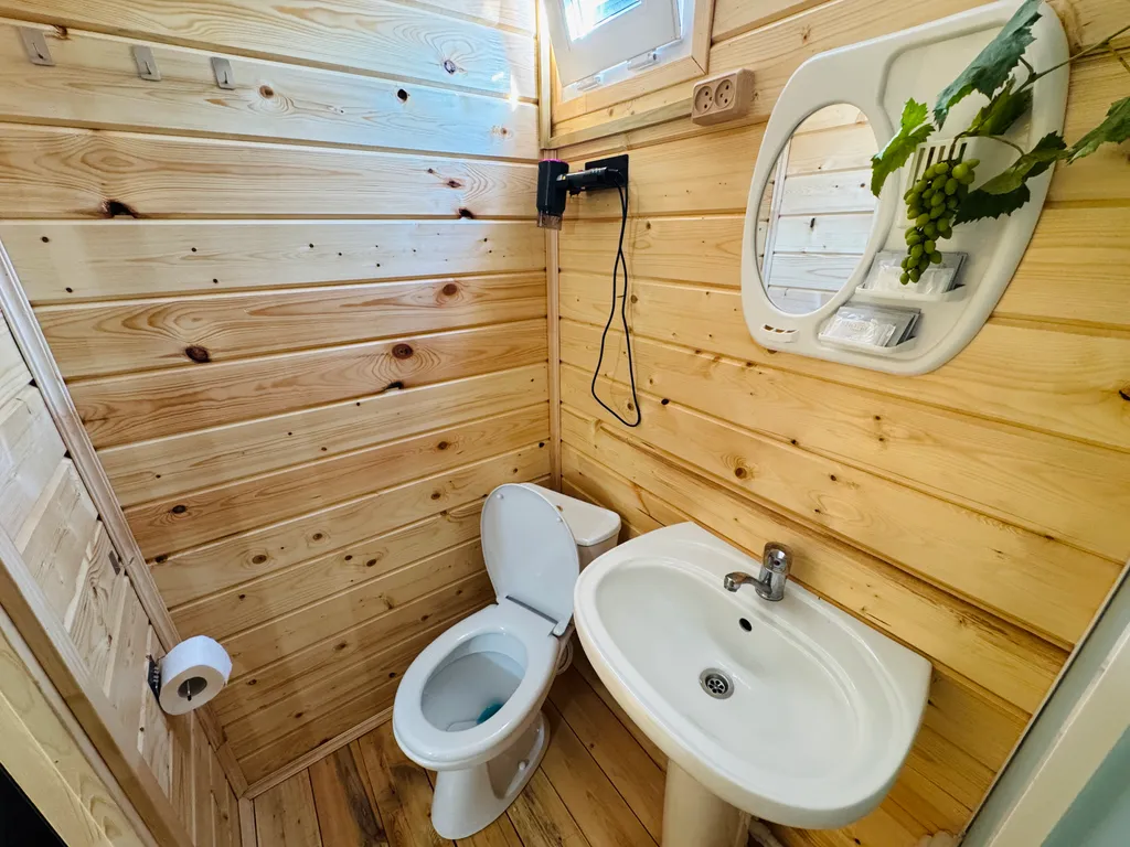 Домик 4-х местный 2-х комнатный с кухней