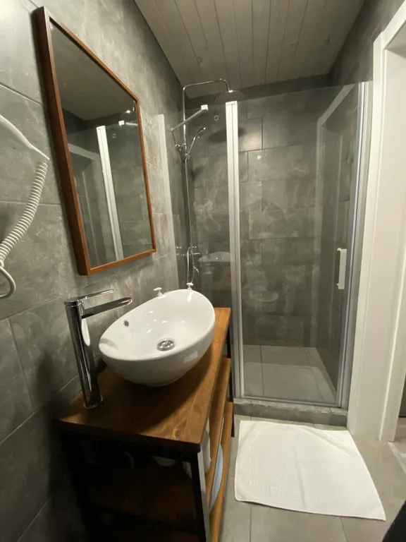 Дом с камином на берегу ручья