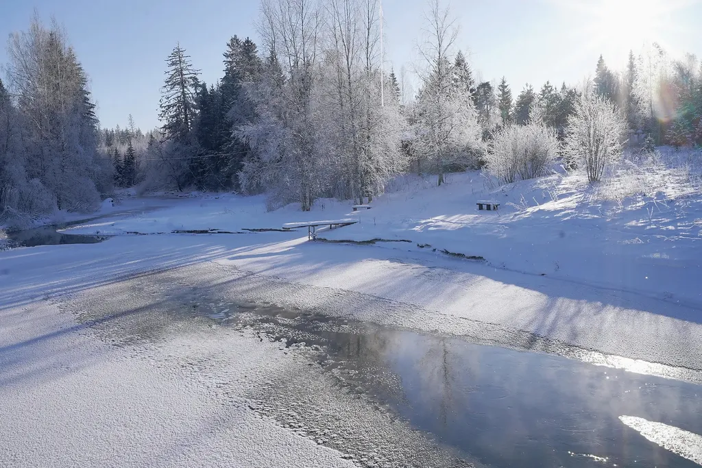 Уютный домик на берегу речки