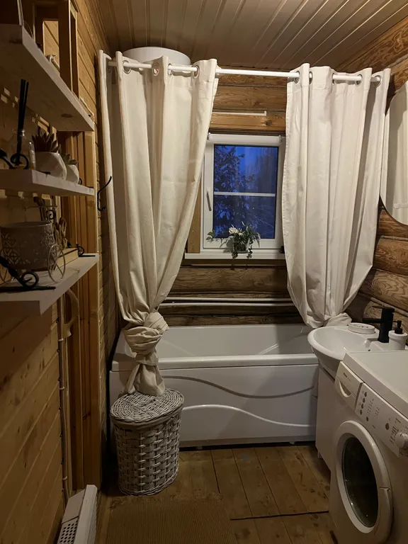 Дом на берегу озера с собственной конюшней