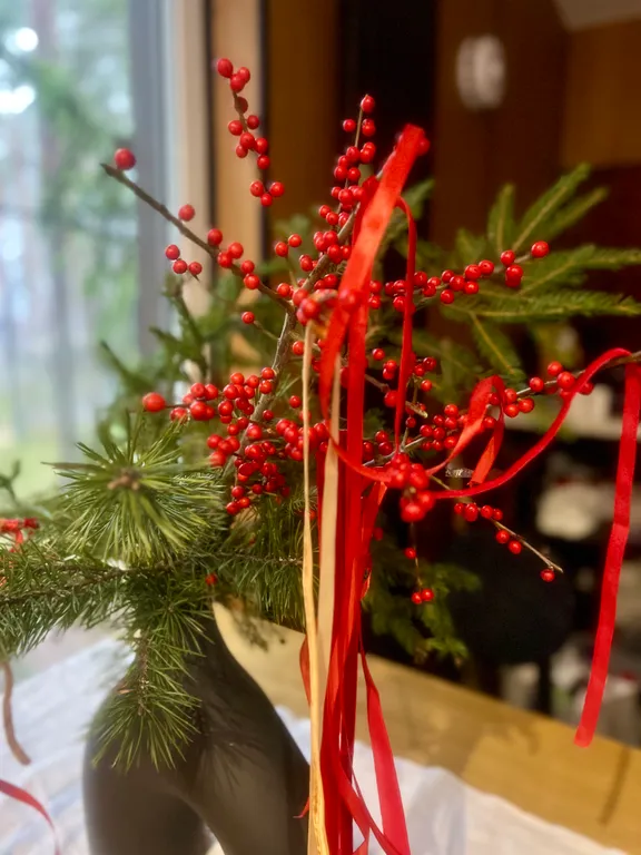 Дом в современном русском стиле в сосновом лесу